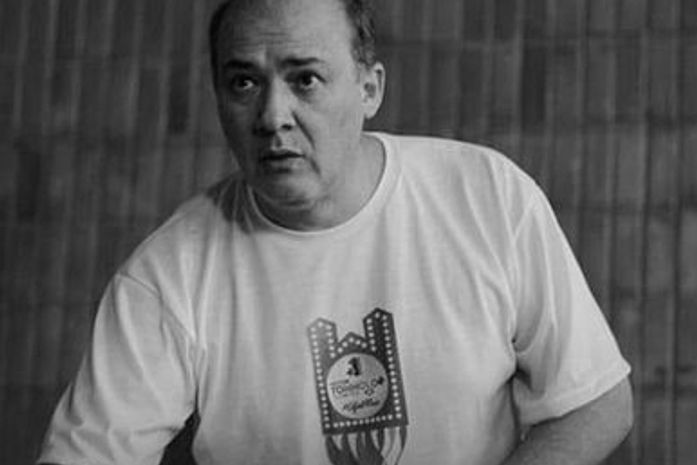 Josealdo Tonholo, siga em frente. Não desanime! És gigante. Sua política é a defesa da EDUCAÇÃO- diz Wadson Régis.