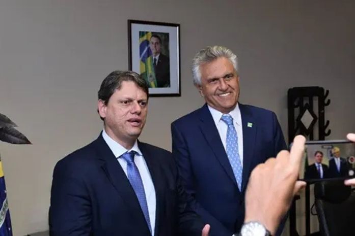 Com Bolsonaro inelegível, é racha na direita