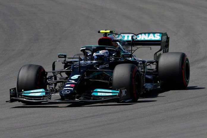 Bottas impede Lewis Hamilton de alcançar 100ª pole da carreira