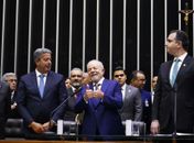 Lula fala em democracia e anuncia revogação de decreto de acesso a armas e munições 