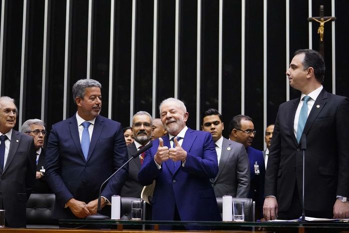 Lula fala em democracia e anuncia revogação de decreto de acesso a armas e munições
