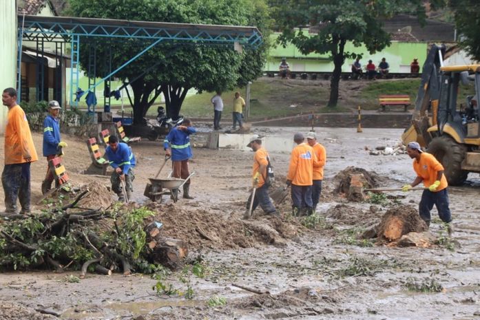Tempo recorde: Restabelecimento do fornecimento de água e energia, desobstrução do acesso ao município, além de entrega de cestas básicas