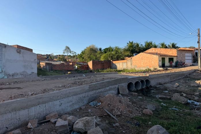 Gestão do prefeito Eduardo Bulhões constrói 17ª passagem molhada em Santana do Ipanema