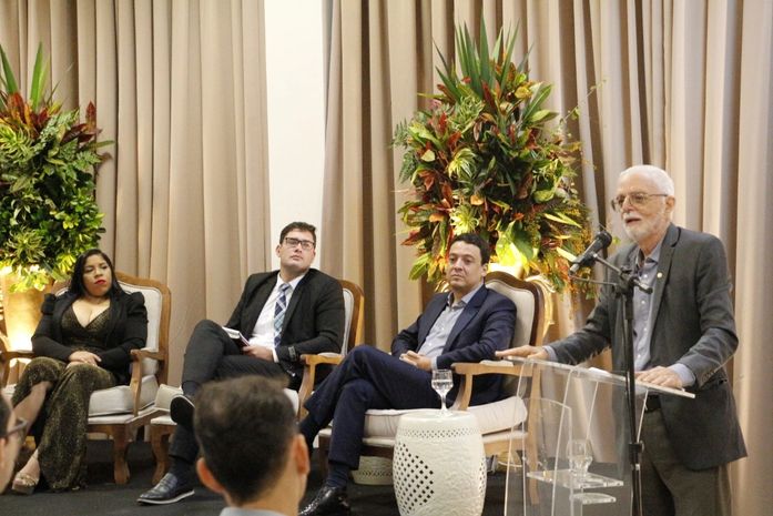 Escritor e promotor de Justiça aposentado Geraldo Magela lança livro em noite bastante concorrida no auditório da Unimed em Arapiraca