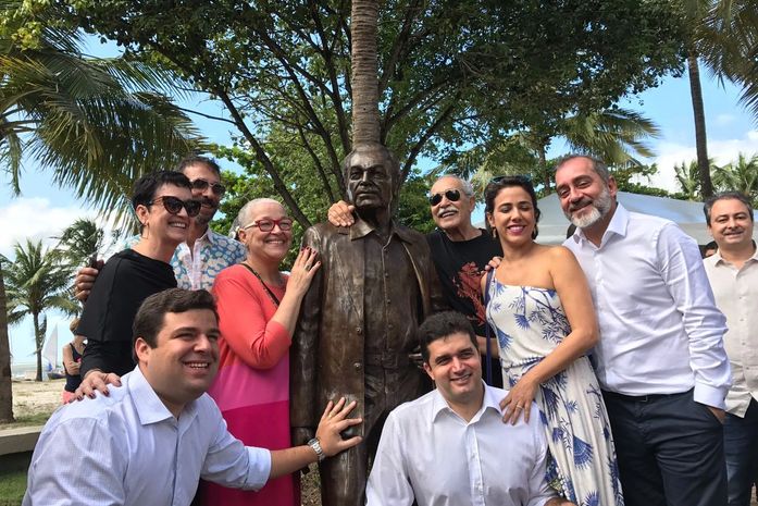 Estátua de Paulo Gracindo foi inaugurada na Orla de Pajuçara