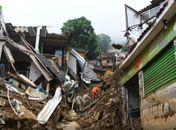 Moradores cavam com bombeiros para resgatar famílias; número de mortos chega a 94