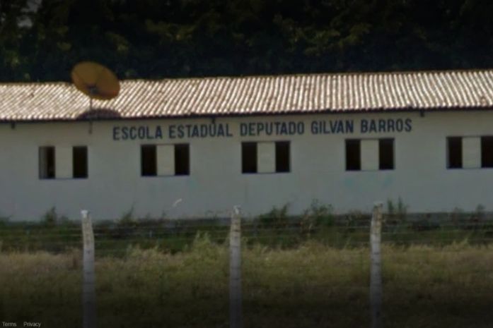 Nome da escola faz homenagem a uma pessoa viva e vai de encontro a Lei n º 6.454/77 que veta esse tipo de homenagem.