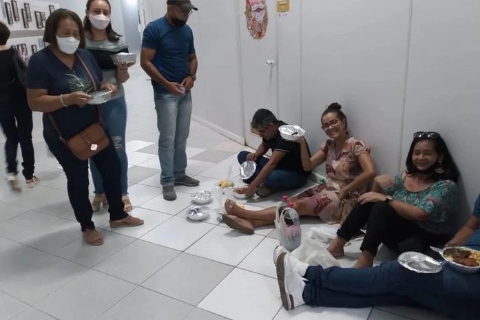 Professores da rede municipal estão há dois dias de campana, no Centro Administrativo em busca de um dialogo com Luciano Barbosa