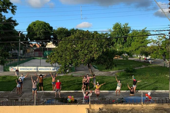 Amigos fizeram uma carreata para cantar parabéns para aniversariante