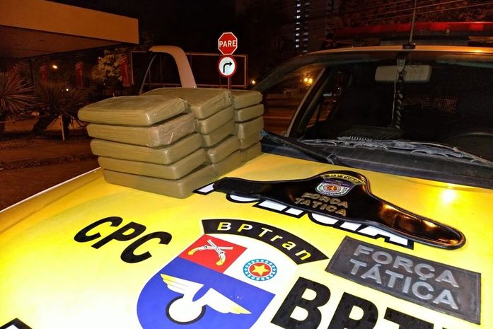 Droga foi abandonada por dupla que conseguiu fugir.