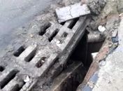 Cratera ao lado de bueiro provoca acidentes e revolta população na parte alta