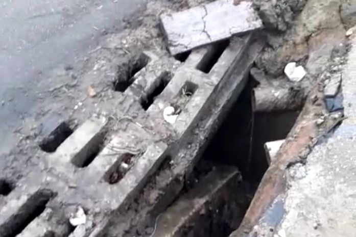 Cratera ao lado de bueiro provoca acidentes e revolta população na parte alta