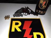 Homem tenta fugir da polícia e é flagrado com arma de fogo