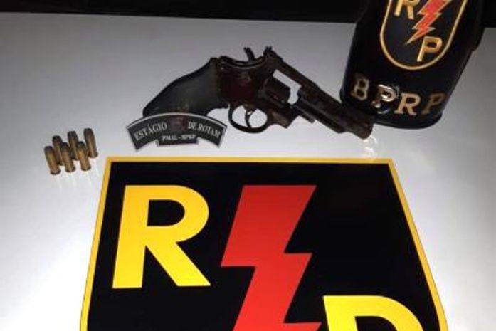 Homem tenta fugir da polícia e é flagrado com arma de fogo