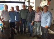 Marcos Calheiros  (penúltimo calça jeans clara) unido com a turma para um grande evento