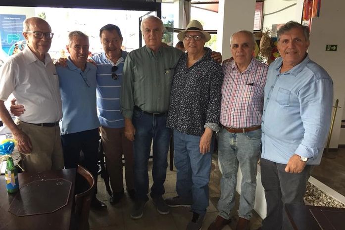 Marcos Calheiros (penúltimo calça jeans clara) unido com a turma para um grande evento