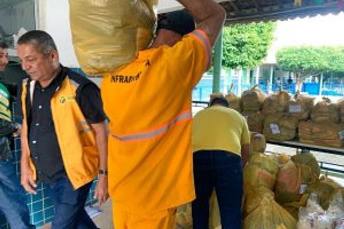 SMTT de Arapiraca entrega donativos a 45 famílias atingidas pela enchente em Limoeiro