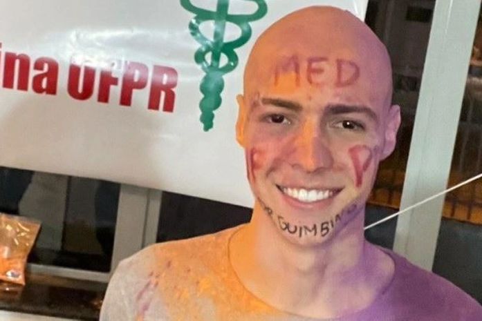 Jovem raspa cabeça ao 'passar' na UFPR, mas lista de aprovados estava errada
