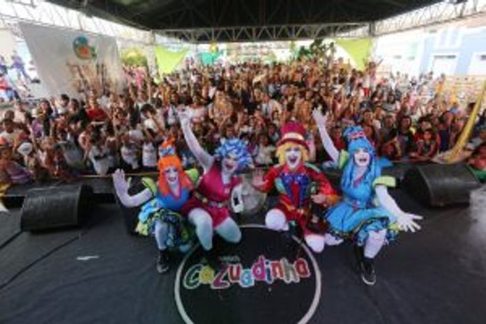 Apresentações artísticas e banda infantil Cazuadinha animam primeiro dia da Flimarzinha