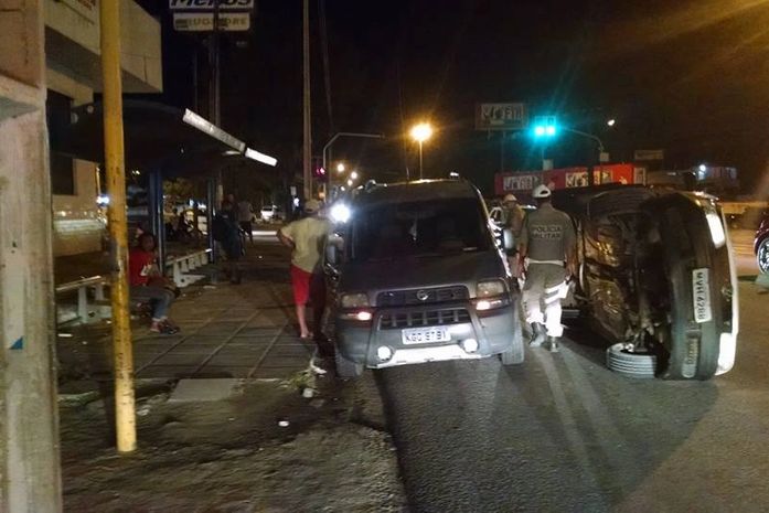 Condutor embriagado bate e capota veículo na Serraria