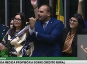 Eduardo imita o pai e dá banana a deputadas críticas a Bolsonaro