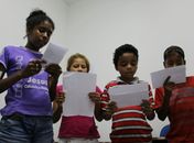 Crianças participam de coral em projeto de inclusão no Conjunto Carminha