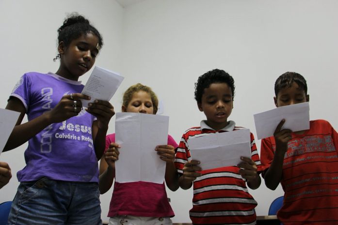 Crianças participam de coral em projeto de inclusão no Conjunto Carminha