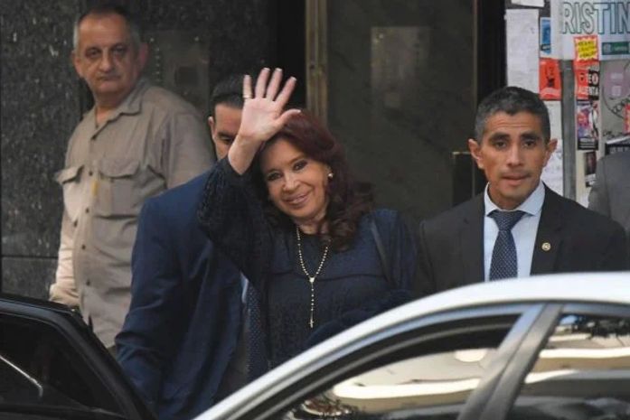 Cristina Kirchner é condenada a seis anos de prisão por corrupção