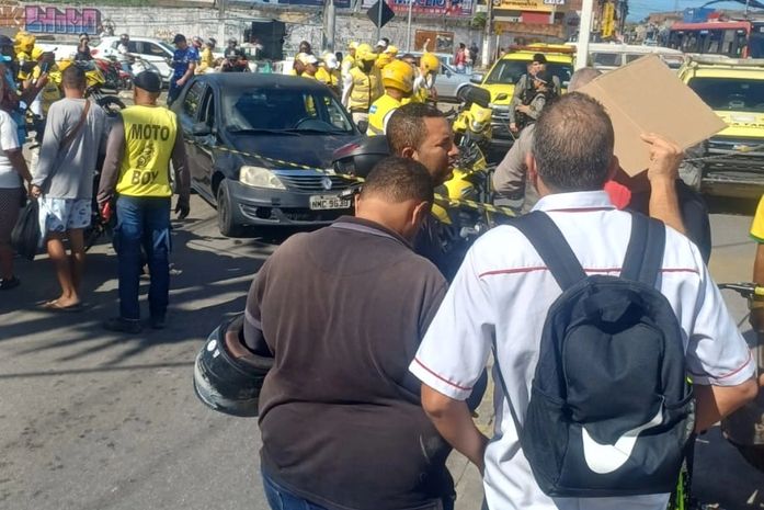 Motorista é morto dentro do carro em rua movimentada próximo a supermercado no Jacintinho
