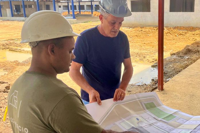 Prefeito de Branquinha verifica andamento das obras de escola estadual