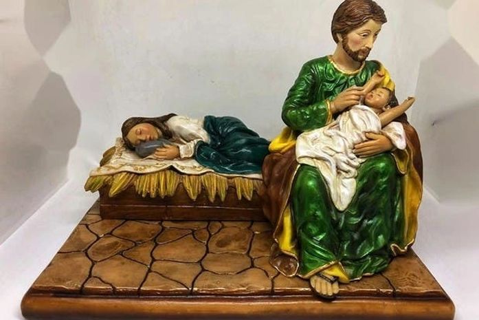 Enquanto Maria dorme, José acalenta o menino Jesus, ou "Vamos deixar mamãe descansar".