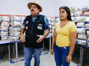 Prefeito e secretária Gabriela Gonçalves acompanham entrega de cestas básicas a alunos matriculados na rede municipal de Rio Largo