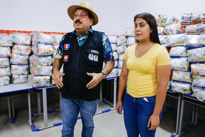 Prefeito e secretária Gabriela Gonçalves acompanham entrega de cestas básicas a alunos matriculados na rede municipal de Rio Largo