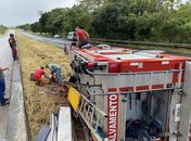 Viatura do Corpo de Bombeiros tomba em trecho da BR-101