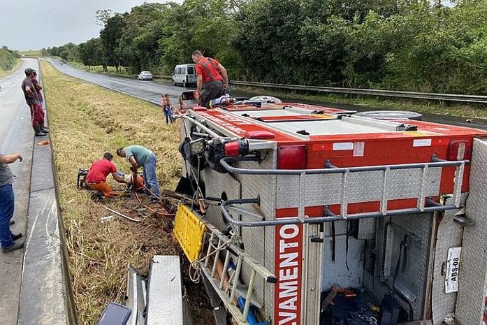 Viatura do Corpo de Bombeiros tomba em trecho da BR-101