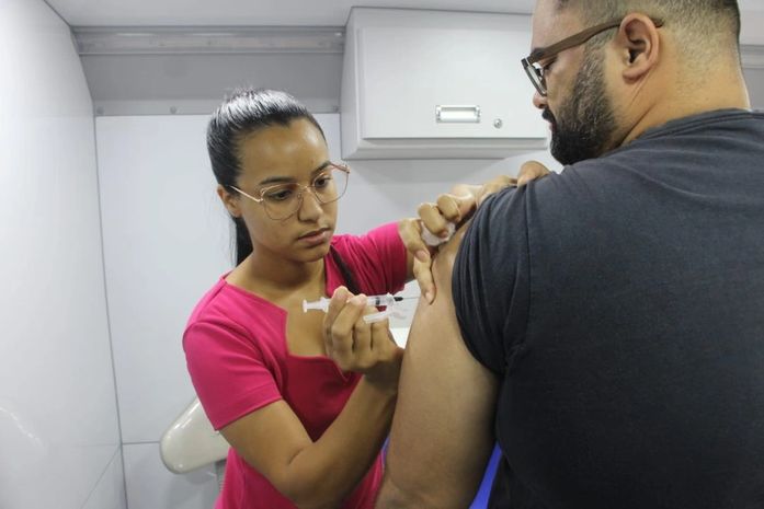 Expresso Saúde realiza vacinação contra a Covid-19 e Influenza em Penedo