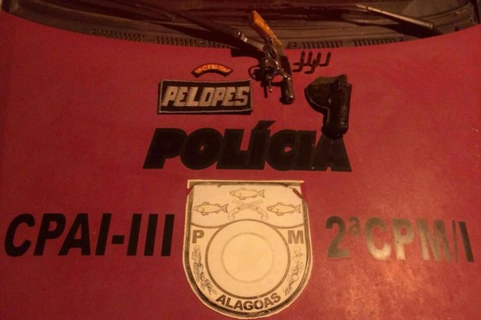 Homem é flagrado com revólver em via pública