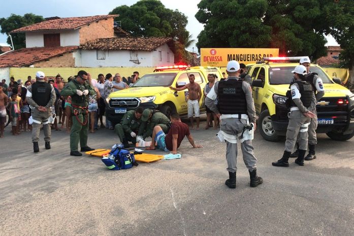 Durante manobra, motociclista fica ferido ao colidir na lateral de carro na AL-101 Sul