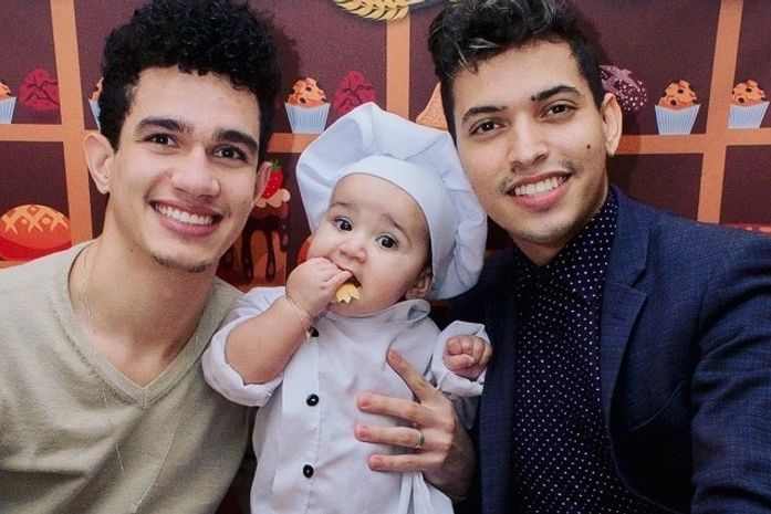 A pequena Helena tem dois pais: Daniel e Francisco. Uma relação do amor que é para celebrar todos os dias.