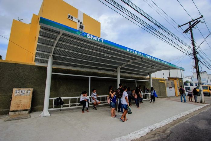 Prefeitura amplia e revitaliza abrigos e paradas de ônibus da capital