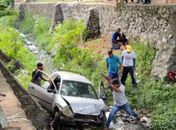 Carro caiu em valeta no bairro do Cambona em Maceió