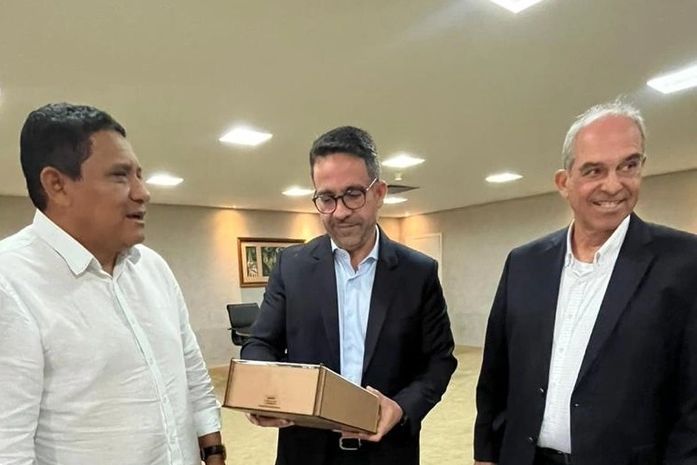 Prefeito Júlio Cezar faz convite oficial ao governador Paulo Dantas para Festival de Inverno