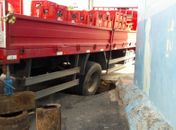 Caminhão ficou preso após asfalto ceder