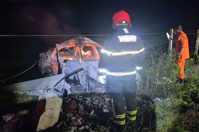 Carro pega fogo após colidir contra poste e vítima morre carbonizada em Porto Calvo