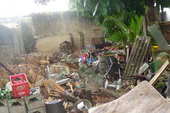Slum flagra mais de 20 toneladas de lixo em casa no Pinheiro