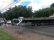 Colisão em poste deixa trânsito lento na Durval de Góes Monteiro