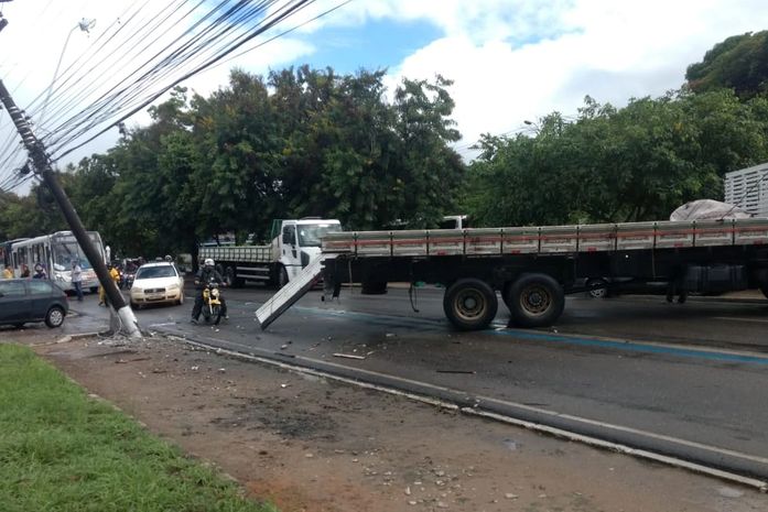 Colisão em poste deixa trânsito lento na Durval de Góes Monteiro