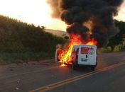 Veículo pega fogo após colisão em trecho da BR 104 entre Branquinha e Muricí