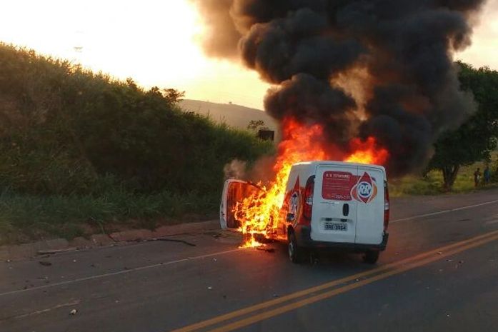 Veículo pega fogo após colisão em trecho da BR 104 entre Branquinha e Muricí