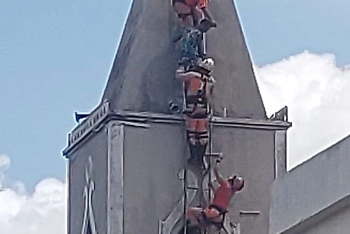 Após 17h, jovem é resgatado do topo da Igreja de Santo Antônio, em Arapiraca